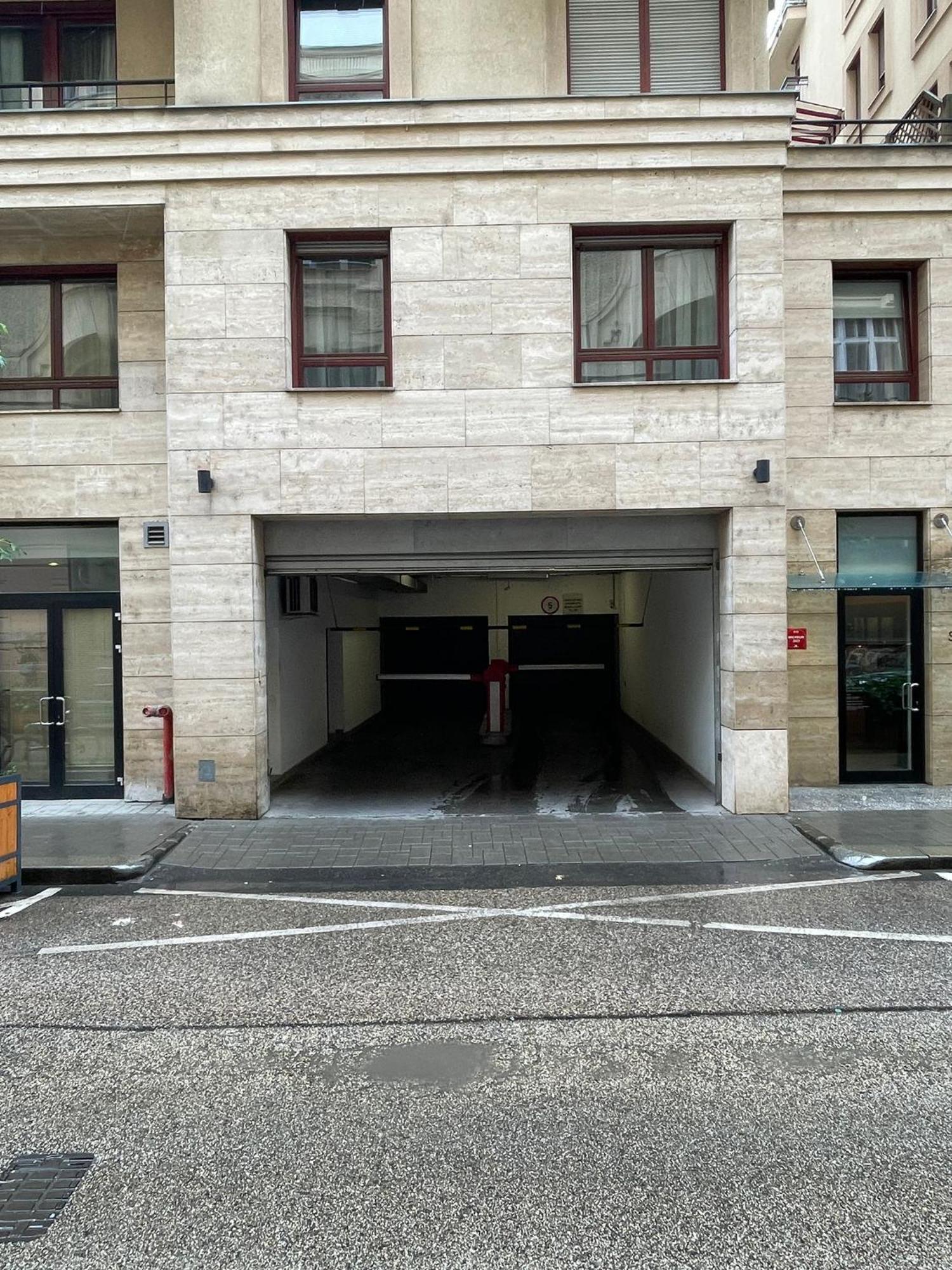 Szekely Near Deak Ferenc Square With Free Parking In Garage Apartament